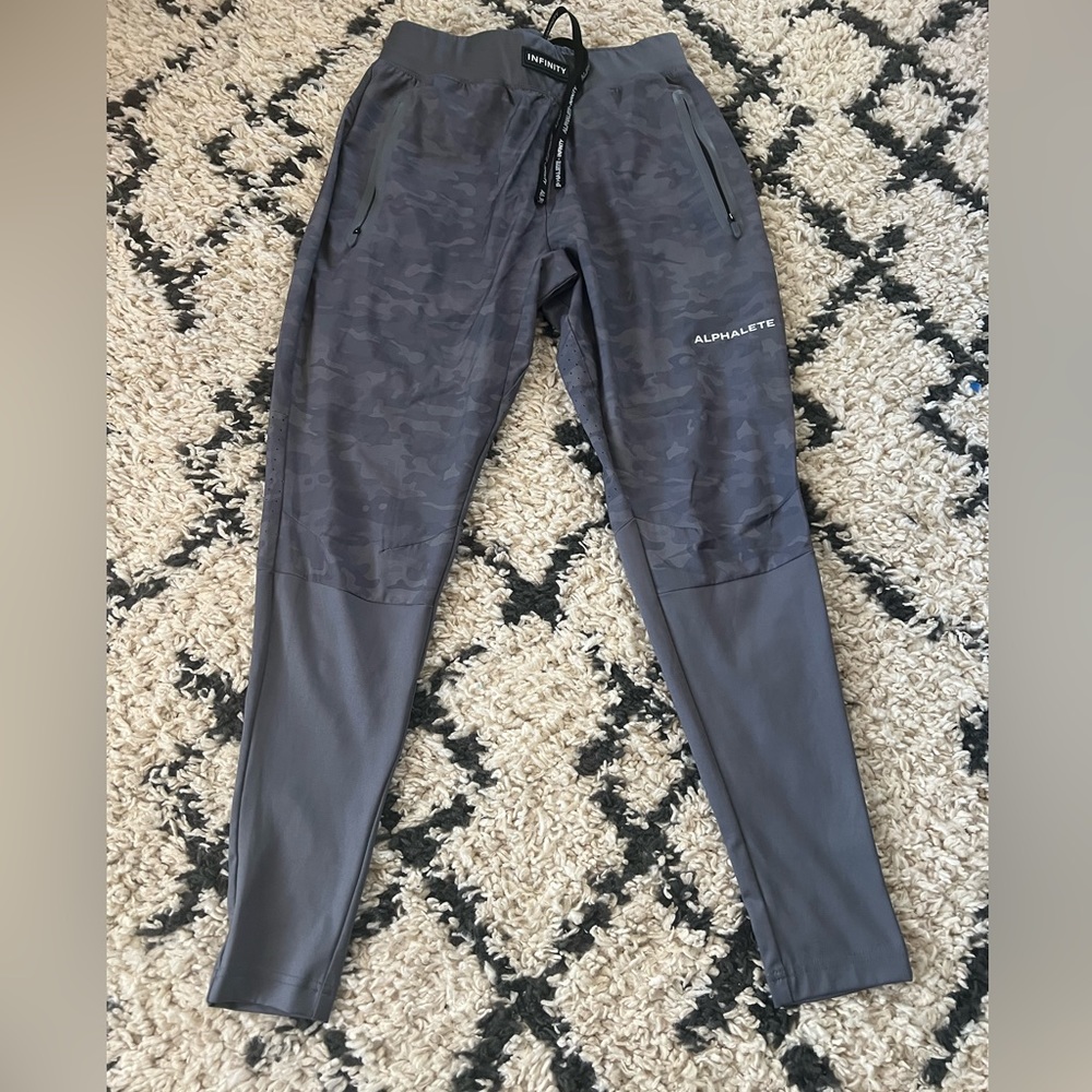 NWOT Men’s gray camouflage print Alphalete Athletic joggers/ pants size M